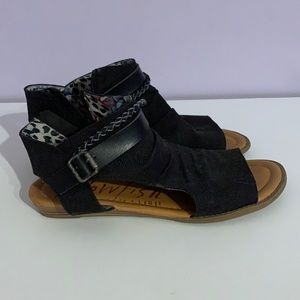 Black sandals size 8